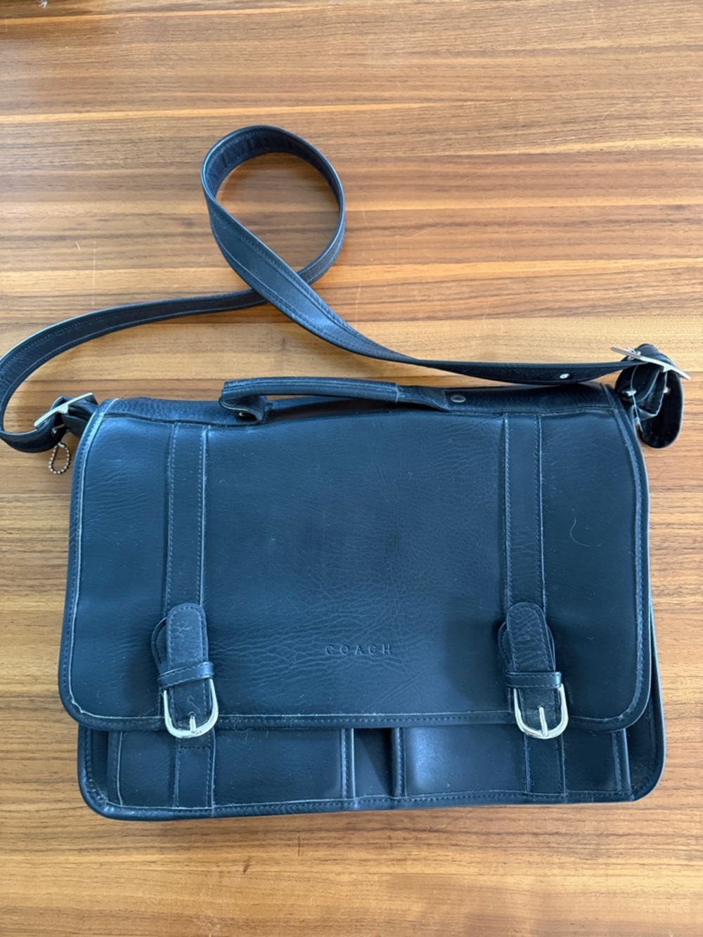 Near mint Vintage Coach Black Leather Buckle-Front Messenger Bag H4B-0511